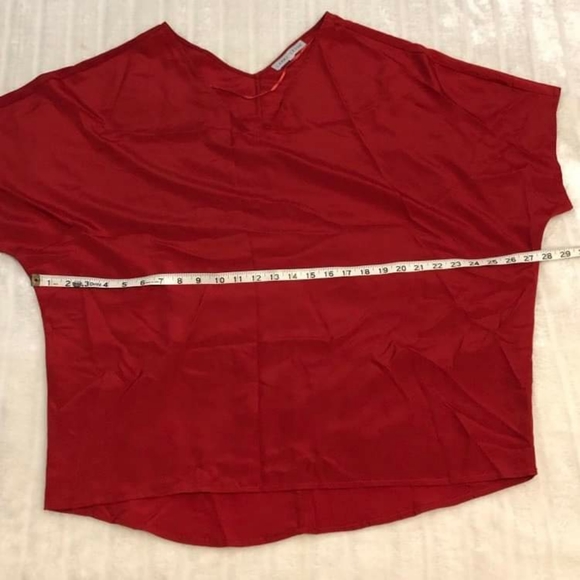 Larry Levine Short Sleeve Batwing Style Blouse - Picture 7 of 9